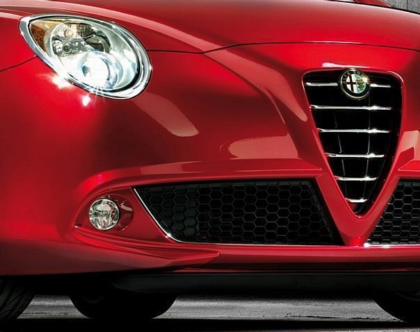 Der 4,06 Meter lange, 1,45 Meter hohe und 1,72 Meter breite Alfa Romeo folgt mit seinen prägnanten Scheinwerfern und Kotflügeln dem Supersportwagen Alfa 8C Competizione.